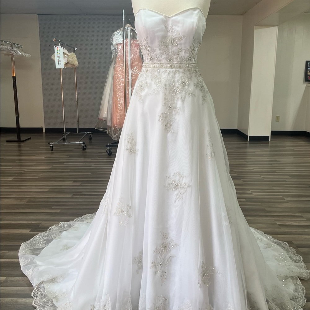 Elegant Strapless White Wedding Dress with Beaded Embellishments